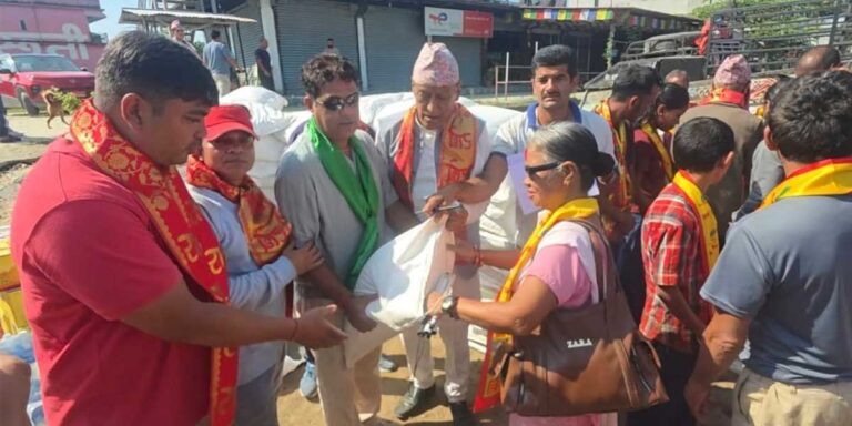बिर्तामोडमा दृष्टिबिहिन तथा अतिबिपन्न परिवारलाई खाद्यान्न बितरण